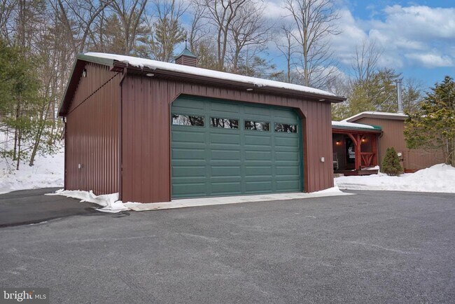 Building Photo - 371 Green Tree Dr