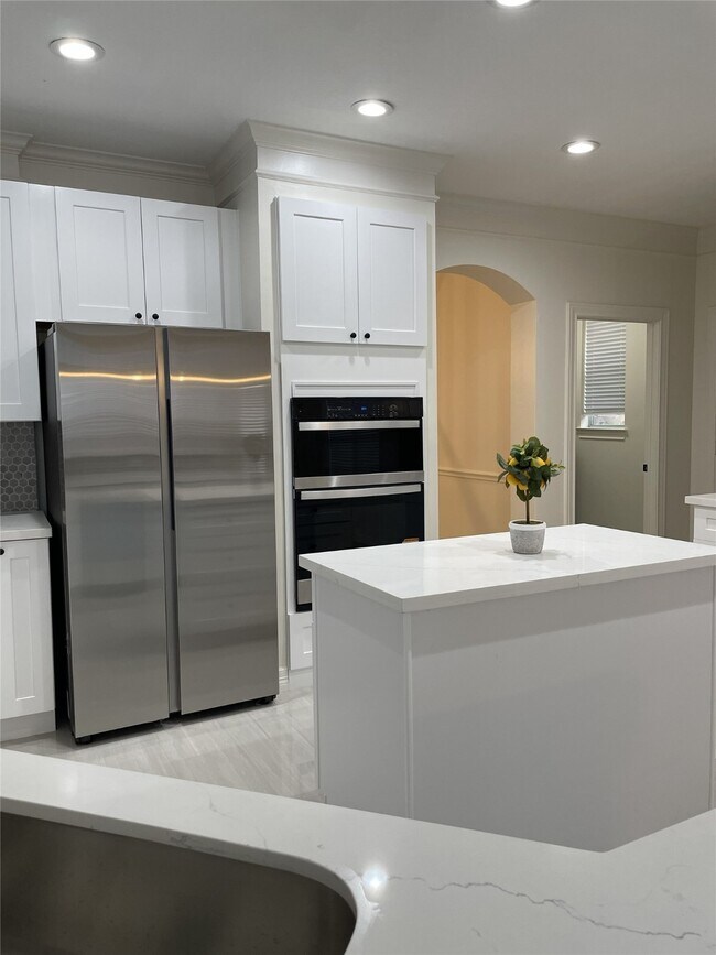 Building Photo - 5622 Lake Pl Dr