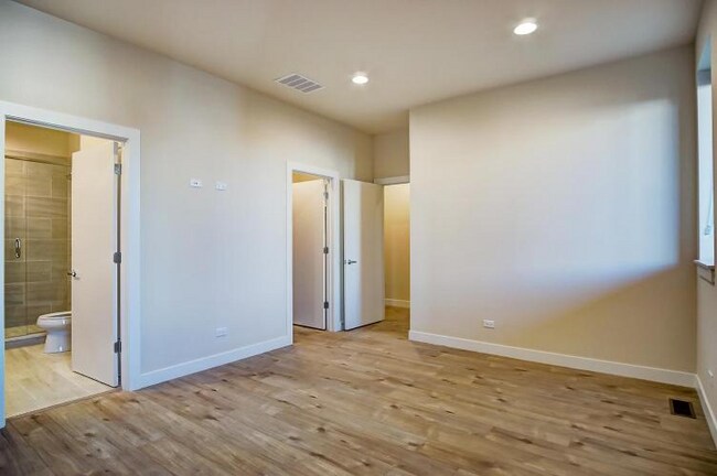 Building Photo - 2518 W Addison St