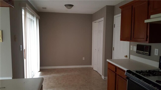 Building Photo - 2595 Binghampton Ln