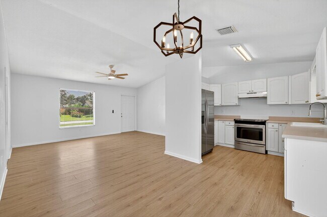 Building Photo - 561 SE Karrigan Terrace