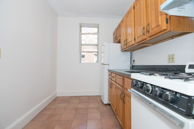 Building Photo - Check out this 1 bed 1 bath in Allston