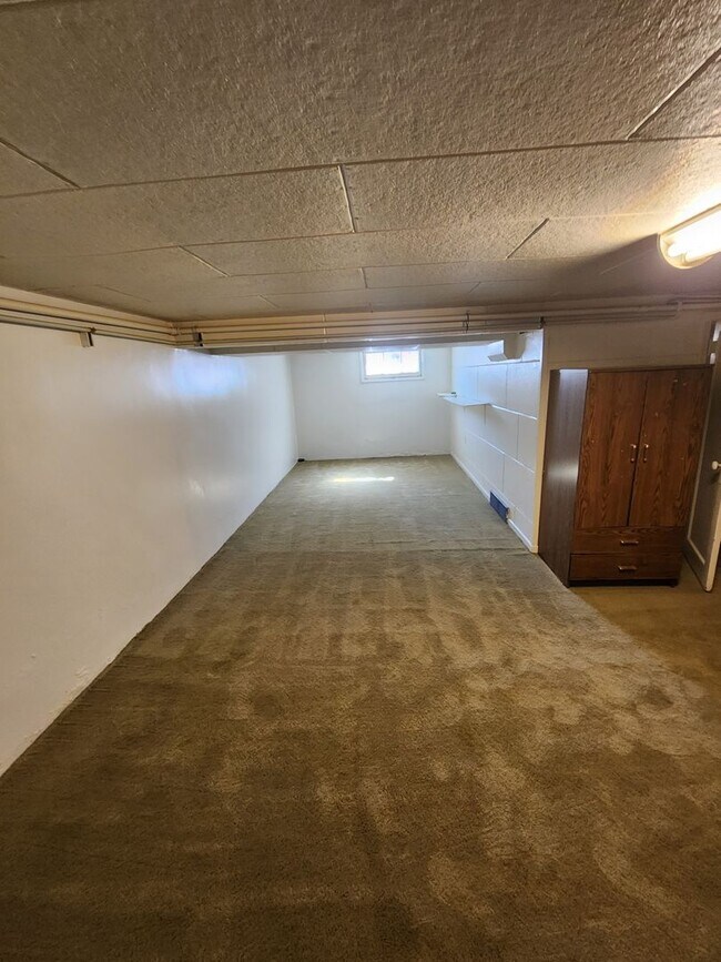 Building Photo - Three Bedroom Home; 1,800 sq ft, 2 car Garage