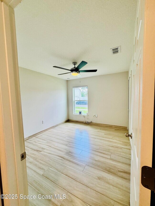 Building Photo - 1066 Dania Cir