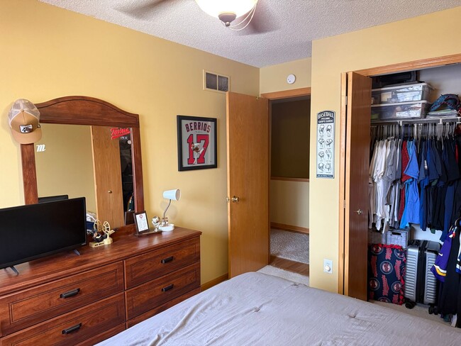 Building Photo - Charming 2BR Townhome in Desirable Cliff Lake Community