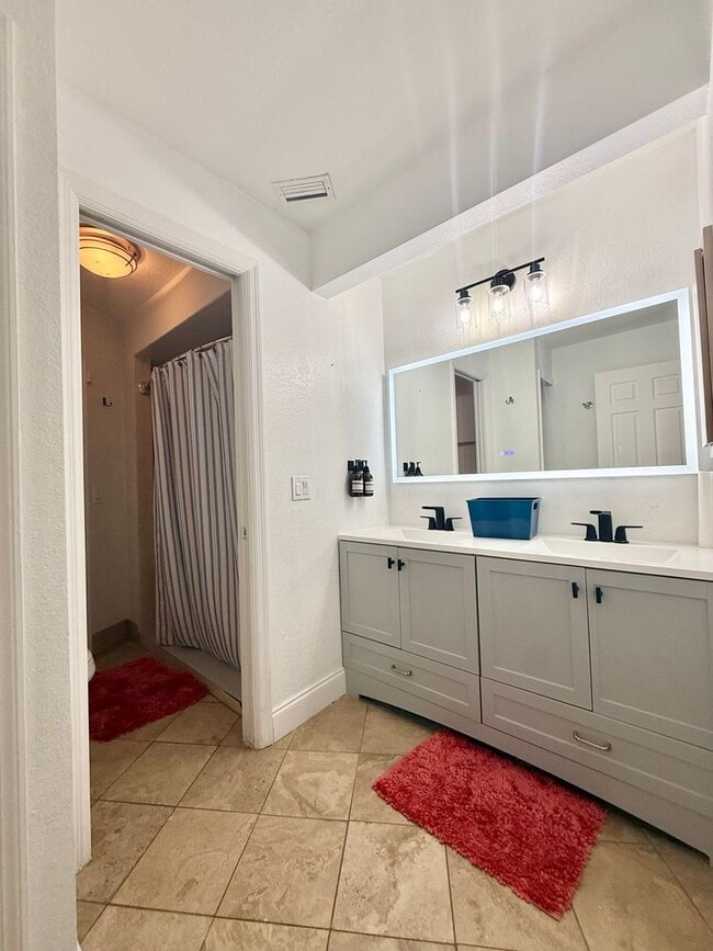 Building Photo - Stunning Furnished Pool him on Accessible Canal