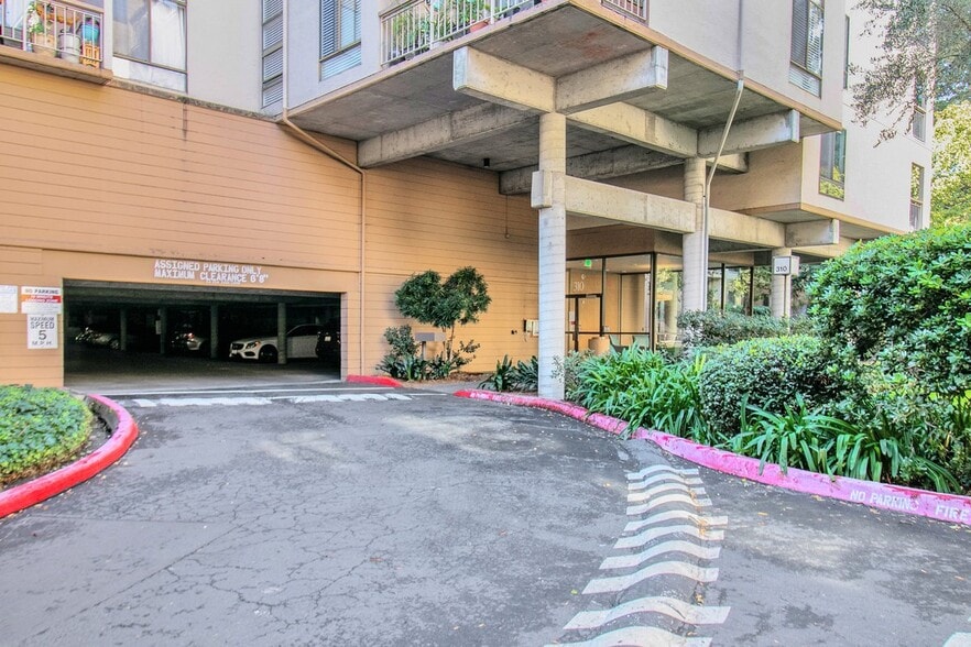 Building Photo - 310 N Civic Dr