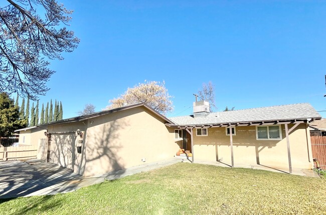 Building Photo - Merced: $1975 3 bed 2 bath single story ho...