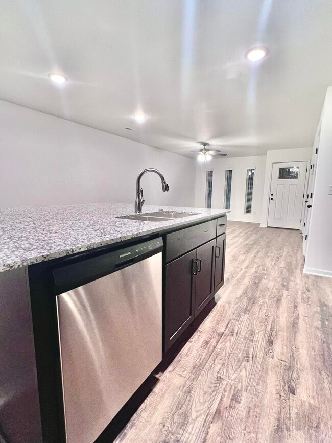 Building Photo - 1100 Pawpaw Pl