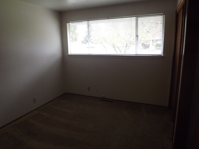 Building Photo - Spacious 3 Bedroom 1 3/4 Bath in Tacoma!!!!