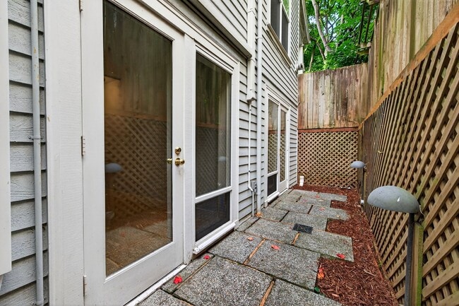 Building Photo - Charming Capital Hill Craftsman Home in Ideal Location!