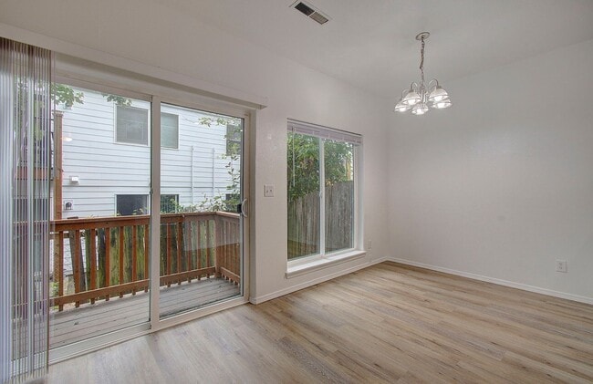 Building Photo - Charming 3bd, 2ba townhome in Bagley Downs...