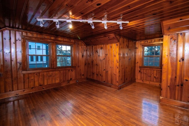 Building Photo - Prime location & Space!