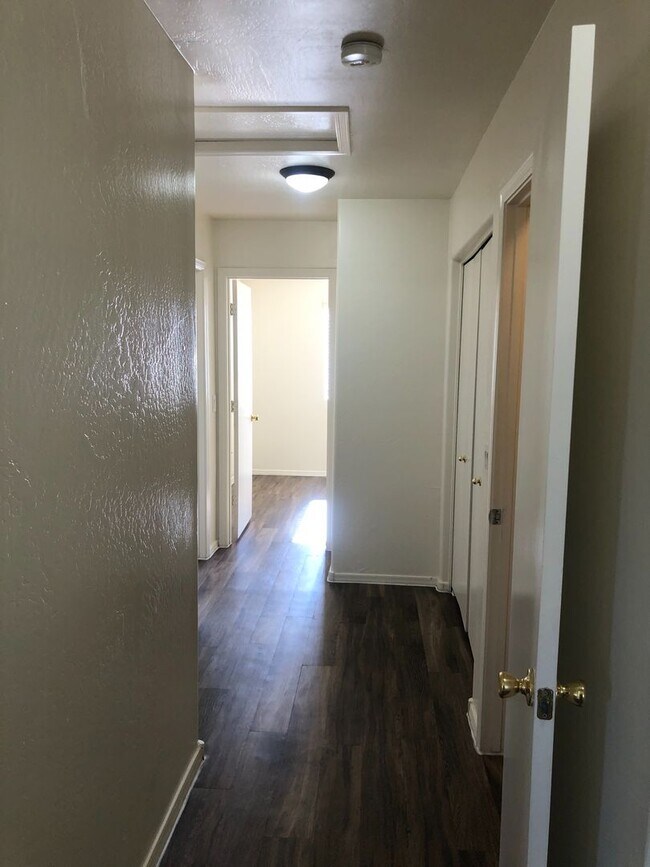 Building Photo - 3 bedroom 2.5 bath home - 2 car garage - S...