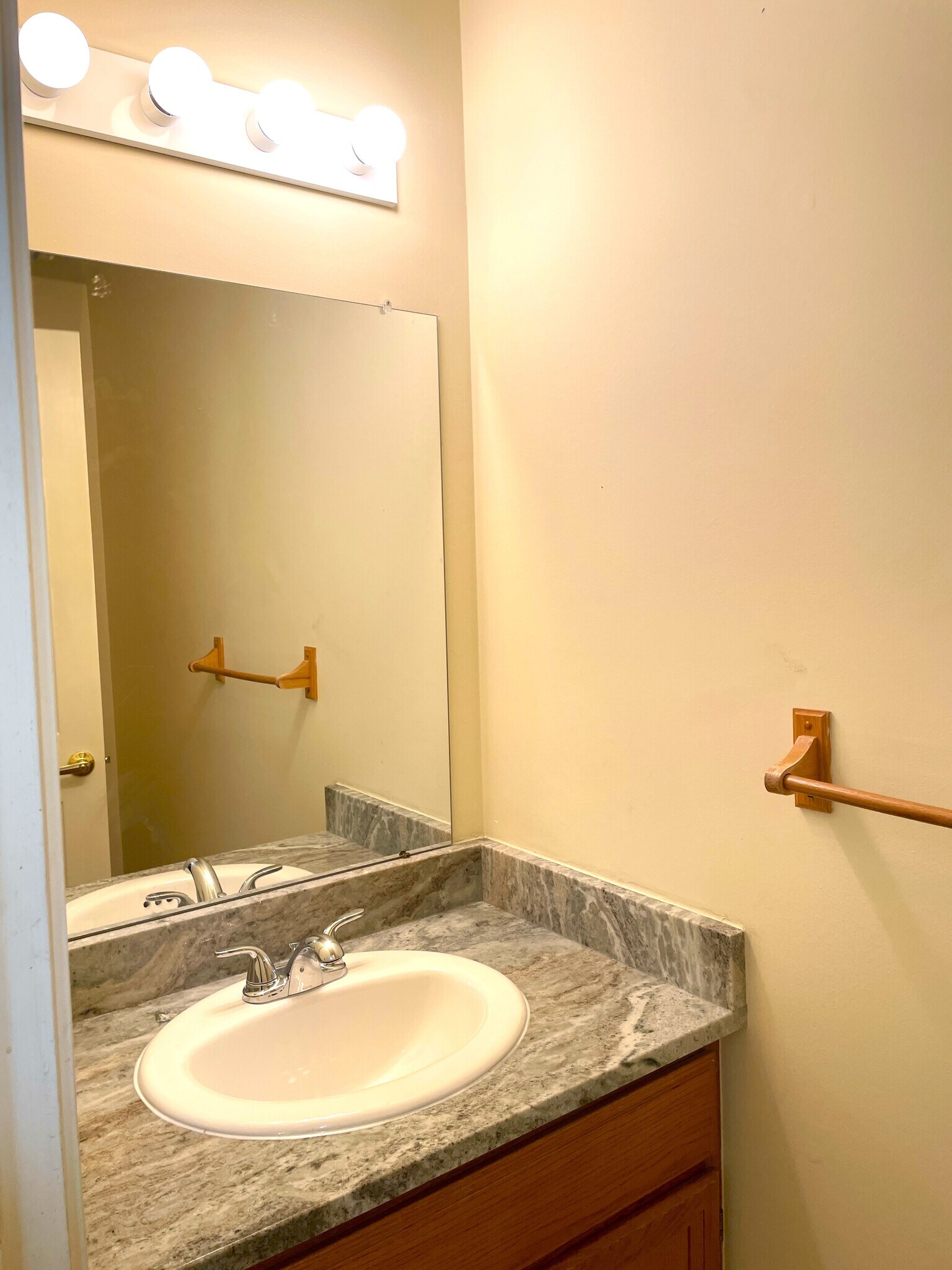 1st Floor Half Bathroom - 3048 Turnberry Ln