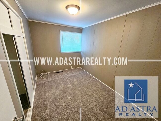 Building Photo - 3 Bedroom 1 Bathroom Home in Gladstone-Ava...