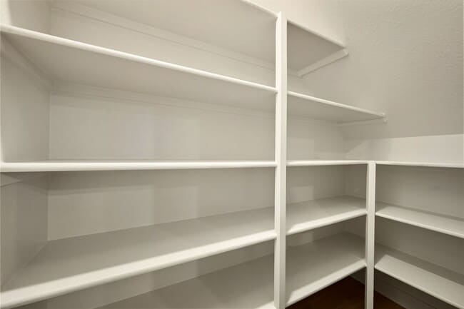Building Photo - Luxury 2-Bedroom Townhome