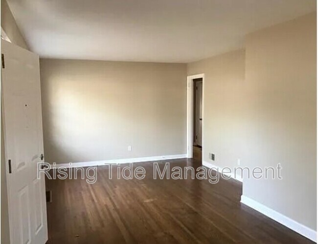 Building Photo - 924 N Martinwood Dr