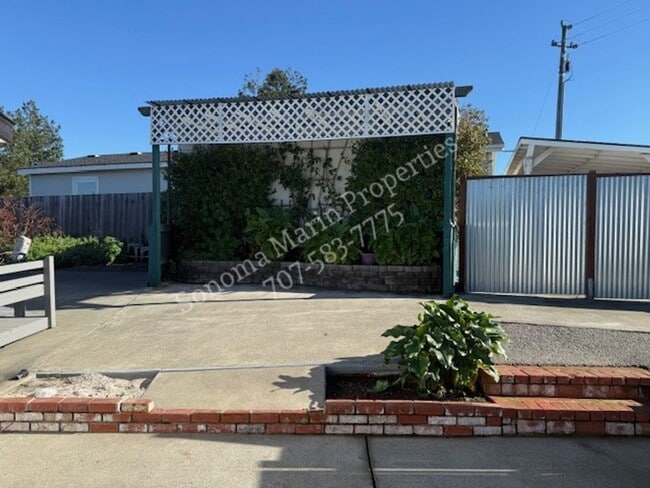 Building Photo - Great Single Level Home in the Country ~ West Petaluma ~ 2bd/2ba with Large Bonus Room