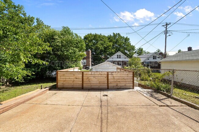 Building Photo - 5300 Bancroft Ave