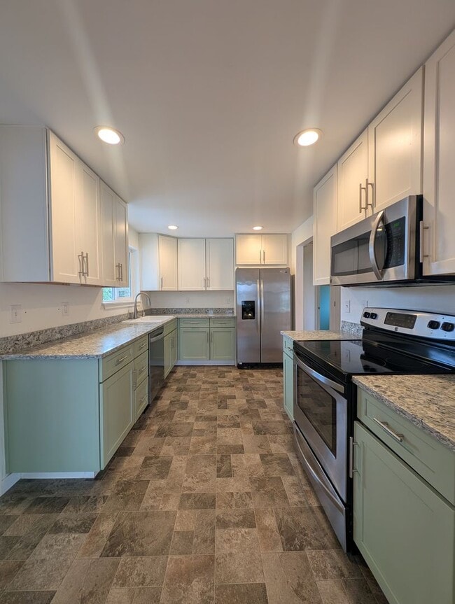 Building Photo - Refreshed 3 Bedroom in Tacoma - HUGE Fenced Yard & Outdoor Space. Available Now!