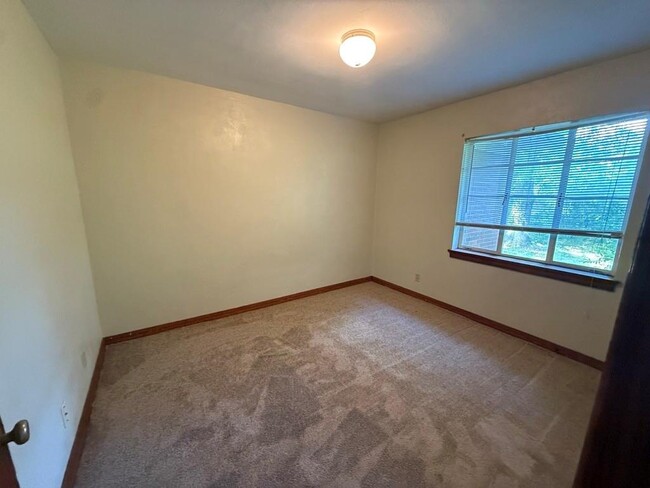 Building Photo - 700 Lilac Ave