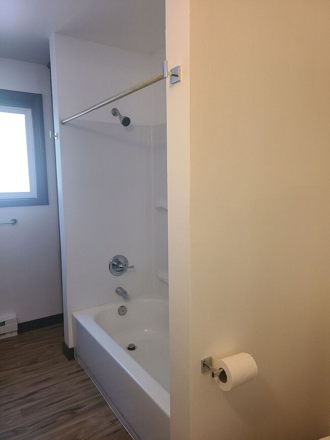 Building Photo - Charming 2 bedroom, 1 bath duplex near Ros...