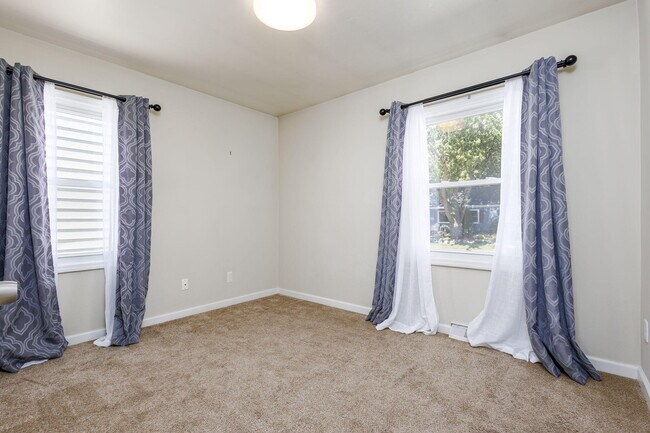 Building Photo - 880 E Rowland Ave