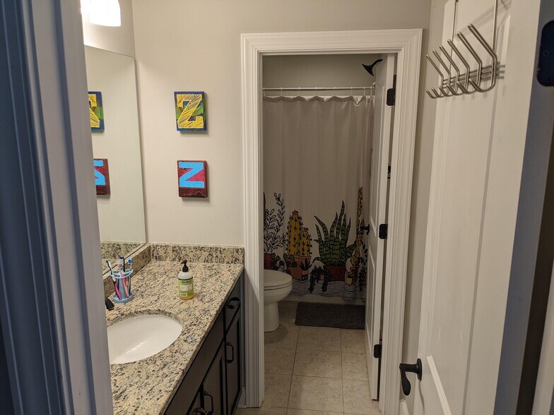 Upstairs Full Bath - 7458 White Pine Dr