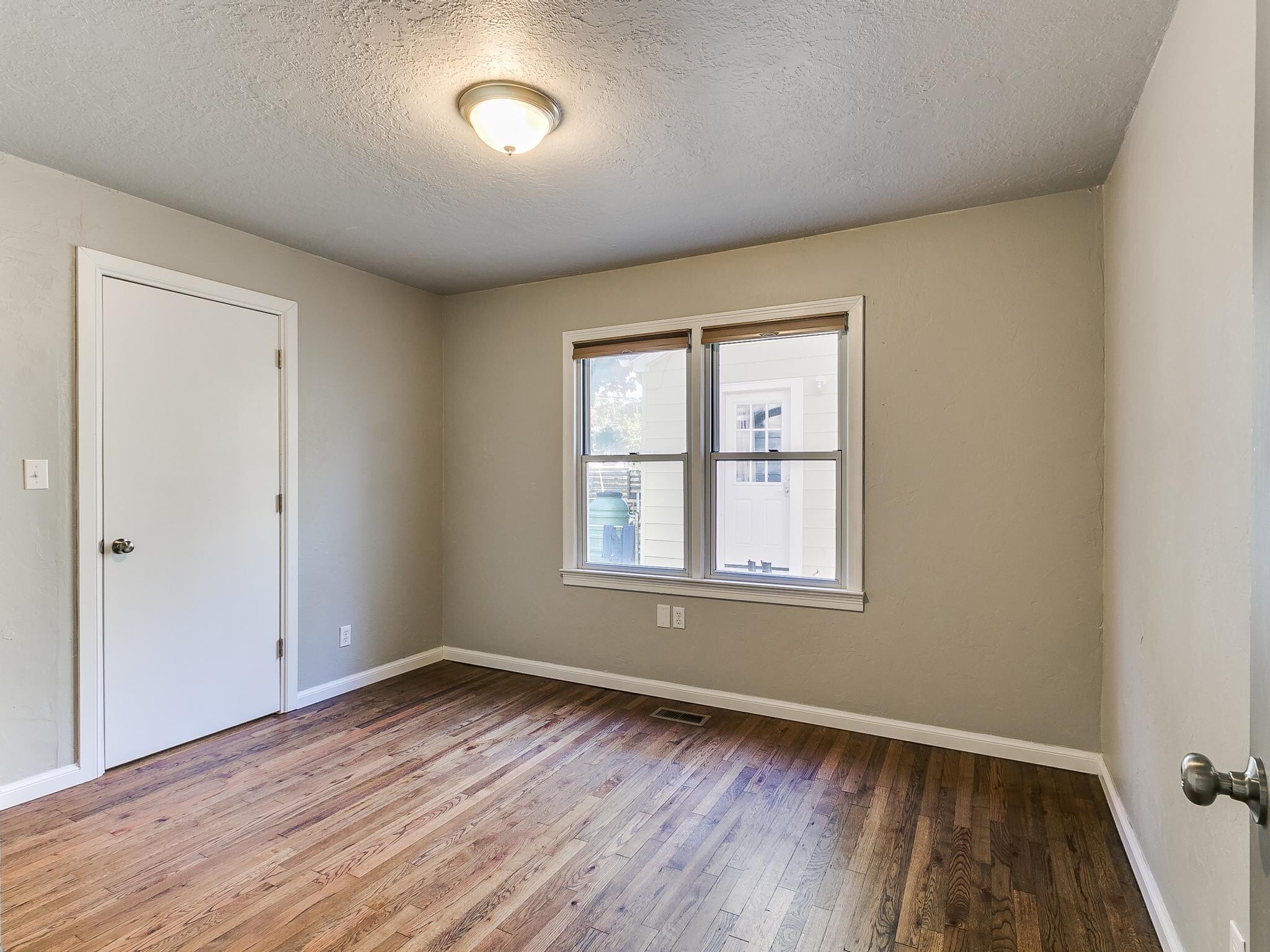 Building Photo - 703 Dakota St