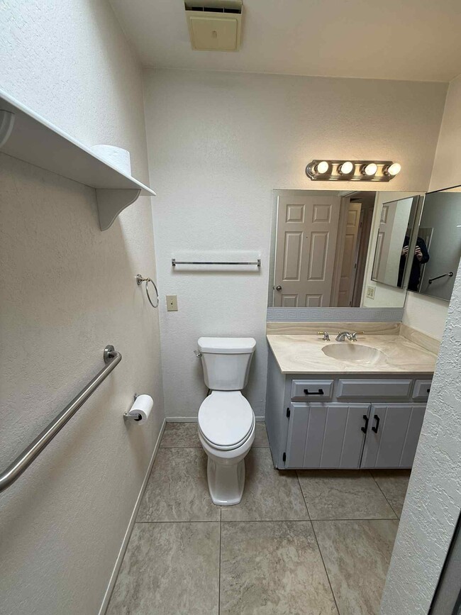 Building Photo - 5204 N Tigua Dr