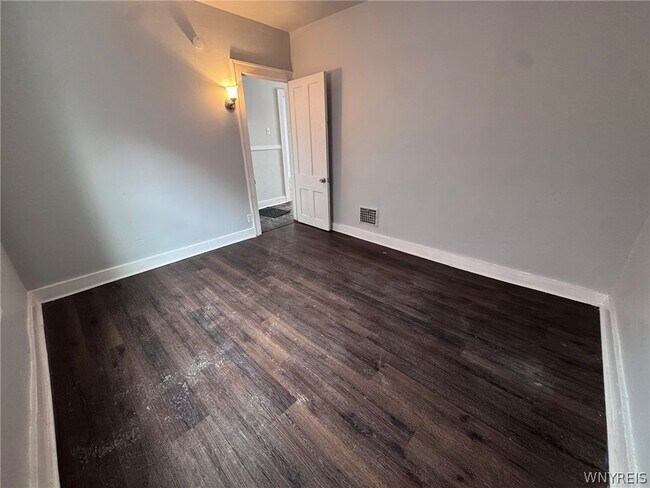 Building Photo - 856 Niagara St