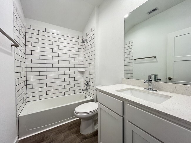 Building Photo - Modern 4-Bed Home with Office in Fosters Ridge Near The Woodlands | Open Layout & Resort-Style Am...