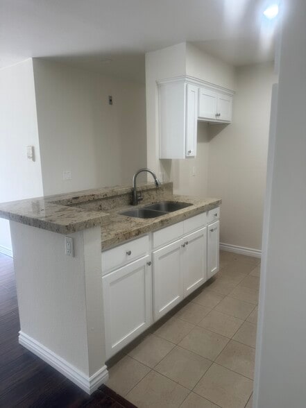 Kitchen - 1357 Armadale Ave