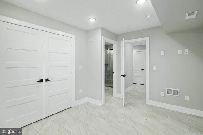 Building Photo - 411 W Hewson St