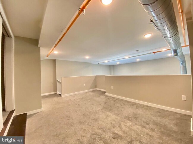 Building Photo - 1 W Main St