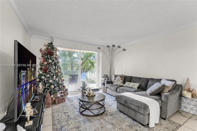 Building Photo - 9320 Fontainebleau Blvd