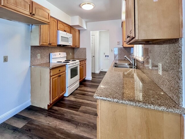 Building Photo - $2,250 Ashlan & Cornelia, 3 Bedroom House-...