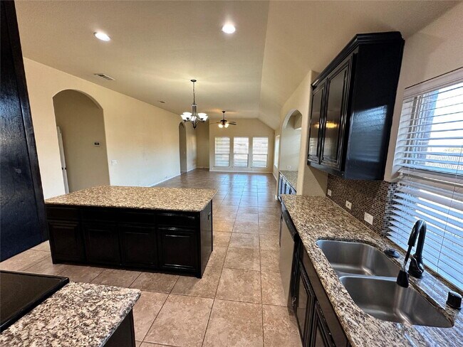 Building Photo - Stunning 3 Bedroom Home in Holland Meadows