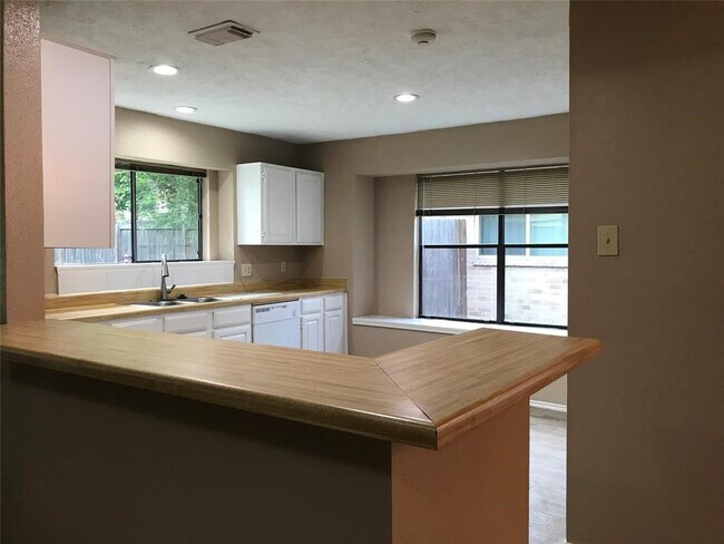 Building Photo - 21311 Meadowhill Dr