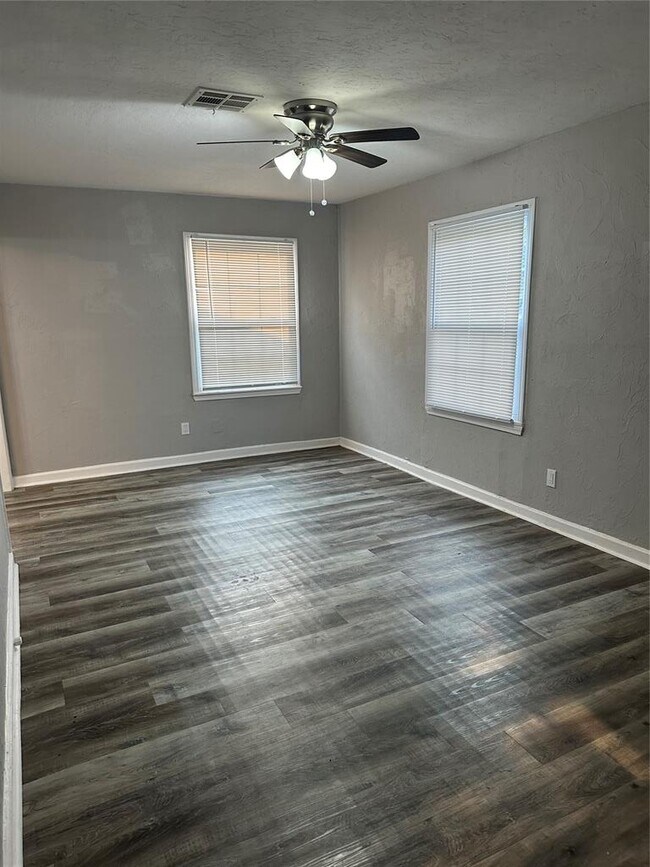 Building Photo - 220 W Jacobs Dr