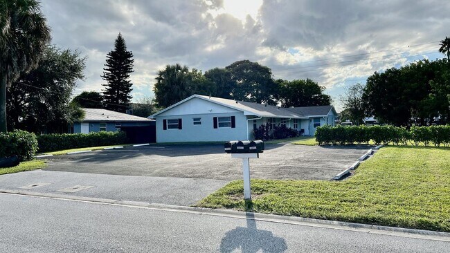 Building Photo - 8867 Sunset Dr