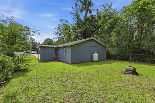 Building Photo - 2724 Lake Henrietta St