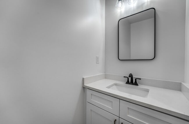 Building Photo - Modern Comfort + Extra Space — Beautiful 3BR/2.5BA Home on Foster Ave!