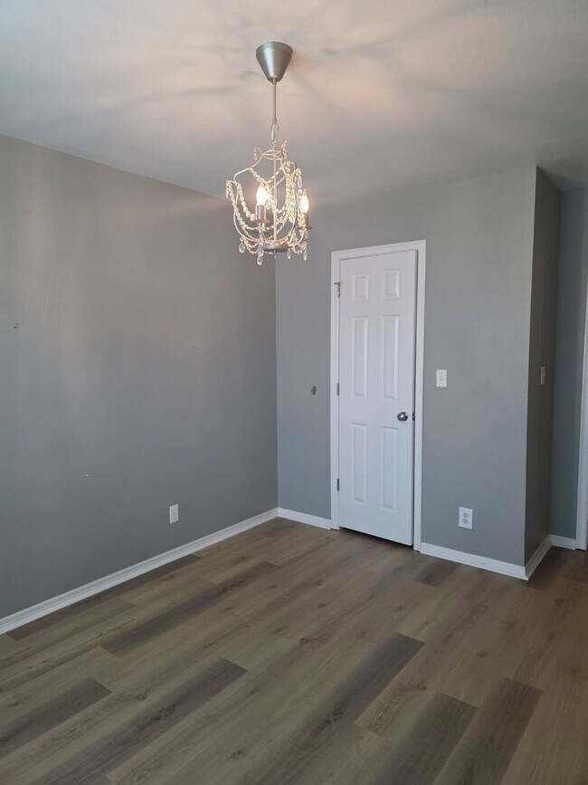 Building Photo - Beautiful home offers open floor plan with...