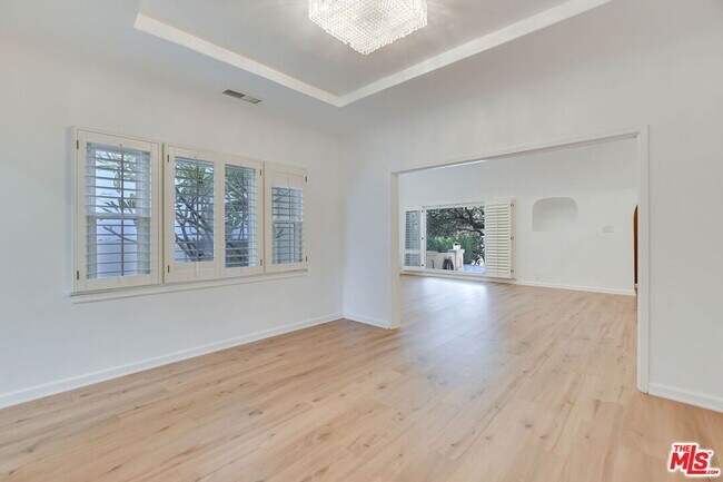 Building Photo - 344 S Swall Dr