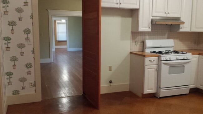 Building Photo - Country Home