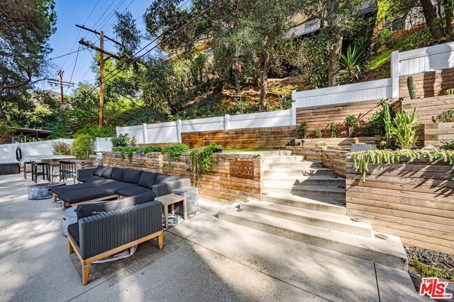 Building Photo - 3116 Beachwood Dr