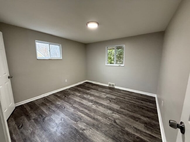 Building Photo - 205 Charleston Dr