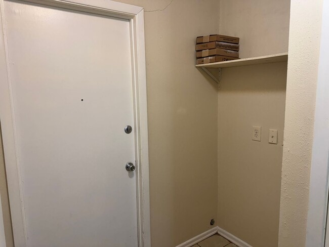 Building Photo - 6919 Moon Lake Dr